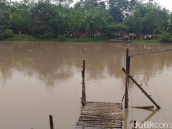 Perahu Tambang di Gresik Terbalik, 12 Penumpang Tenggelam