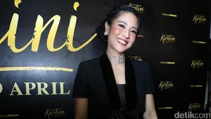 Dian Sastro Happy Banget Nih!