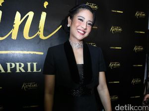 Dian Sastro Happy Banget Nih!