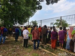 Saat Warga Cirebon Nonton Jokowi di Balik Pagar Ranggajati
