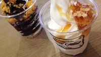 Slruup! Soft Ice Cream Vanilla dengan Topping Sarang Lebah Legit