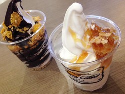 Honey Creme : Enaknya Soft Ice Cream Vanilla Topping Sarang Lebah Gaya Korea