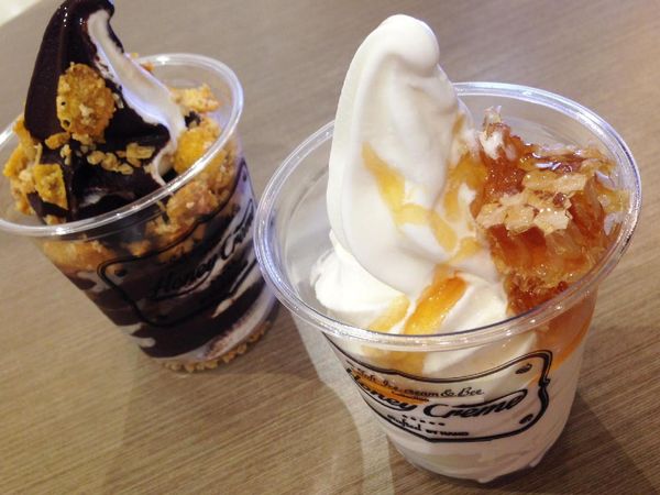 Slruup! Soft Ice Cream Vanilla dengan Topping Sarang Lebah Legit