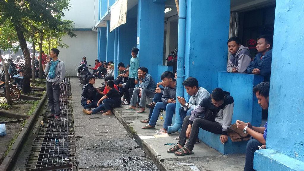 Bobotoh Berburu Tiket Laga Persib vs Arema Bobotoh Berburu Tiket Laga Persib vs Arema