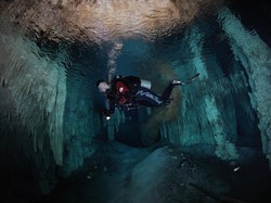 Menyelami Gua Sampai ke Laut, Berani?