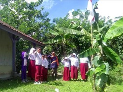 Semangat Dadang Mengajar di SD Cirengrang Laskar Pelangi Sukabumi