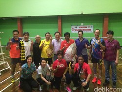 Saat Djarot Beradu Bulu Tangkis Bersama Juara Dunia