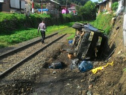 Mesin Mati Mendadak, Pikap Muatan Galon Tertabrak Kereta di Cilegon
