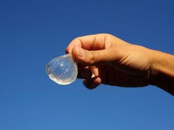 Balon Air yang Bisa Dimakan Ini akan Jadi Pengganti Botol Plastik?