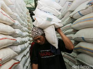 Satgas Pangan Cek Lonjakan Harga Beras di Pasar Induk Cipinang Satgas Pangan Cek Lonjakan Harga Beras di Pasar Induk Cipinang