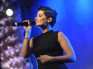 8 Tahun Menikah, Nelly Furtado Diam-diam Telah Bercerai