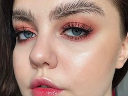 Alis Berantakan Berbentuk Bulu Burung Jadi Tren