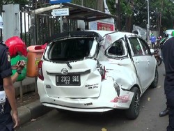 Terobos Palang Pintu, Mobil Terserempet Kereta di Kalibata