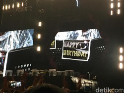 Zhu Ni Shenri Kualie! Kejutan untuk Bassist Coldplay di Konser Taiwan