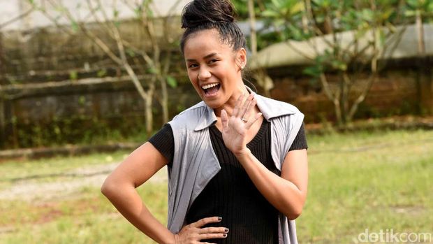 Lia Waode saat ditemui di lokasi syuting di Studio Persari.