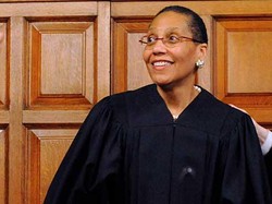 Hakim Wanita Muslim Pertama AS Ditemukan Tewas Mengapung di Sungai