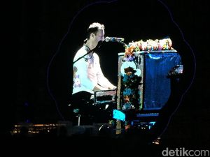 Coldplay Ajak James Corden Naik Panggung untuk Tom Petty