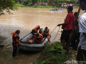 Pencarian Empat Korban Perahu Tambang di Gresik Dihentikan Pencarian Empat Korban Perahu Tambang di Gresik Dihentikan