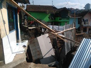 Longsor di Cipaku Bandung, Akses Jalur Utama Warga Terputus