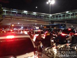 Tak Cuma Tol, Jalanan di Dalam Jakarta Juga Macet Total