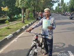 Penjahit Ini Dapat Sertifikat Tanah dan Sepeda dari Jokowi