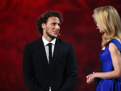 Forlan Hampir Tak Percaya Namanya Masih Dinyanyikan Fans MU