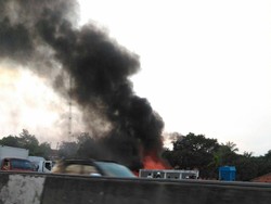 Rumah Terbakar di Pinggir KM 33 Tol Jakarta Arah Cikampek