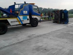 Pikap Berpenumpang 9 Orang Terguling di Tol Sumo