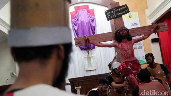 Teatrikal Tablo Jalan Salib Warnai Perayaan Paskah