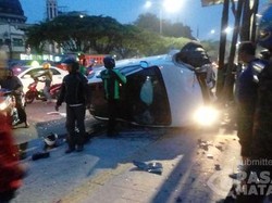 Mobil Tabrak Angkot di Tebet, Pengemudi Luka