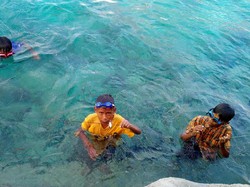 Bahagia Itu Sederhana Ala Bocah-Bocah Pencari Ikan Wakatobi