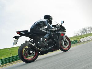 Suzuki GSX R-600 Versi Terbaru Nih..