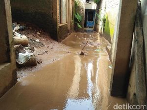 Banjir di Rawajati Sudah Surut, Sisakan Lumpur Sungai