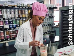 Chrissy Teigen Rilis Highlighter Bersama Becca