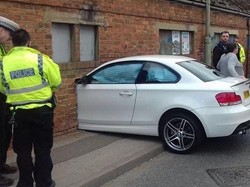 Mobil Mewah Ini Menabrak Dinding dengan Rapi