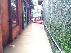 Ciliwung Meluap, 5 Rumah di Tebet Terendam Banjir 40 Cm