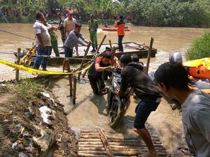 Pencarian Sisa Korban Perahu Tambang di Gresik Dihentikan Pencarian Sisa Korban Perahu Tambang di Gresik Dihentikan