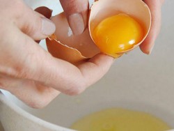 Ini Cara Cepat Ambil Sisa Kulit Telur hingga Kupas Bawang Putih