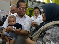 Di Senen dan Gambir, Menhub Tanya AC dan Kemudahan Beli Tiket KA