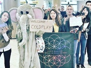 Beruntungnya, Penggemar Ini Dapat Tanda Tangan Chris Martin