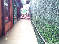 Anak-anak Asyik Bermain Perahu di Tengah Banjir Tebet