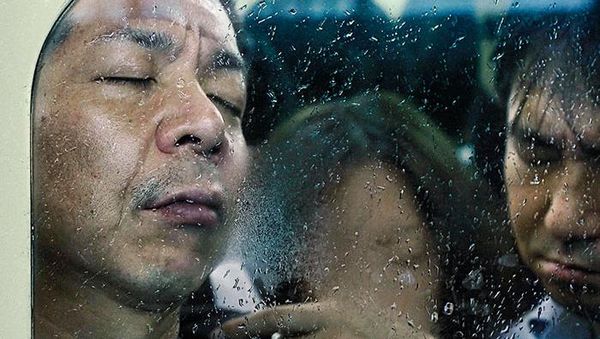 Potret Komuter dalam Kereta Penuh Sesak