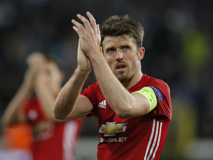 Football Soccer - RSC Anderlecht v Manchester United - UEFA Europa League Quarter Final First Leg - Constant Vanden Stock Stadium, Brussells, Belgium - 13/4/17 Manchester United's Michael Carrick applauds fans after the match  Action Images via Reuters / Andrew Couldridge Livepic