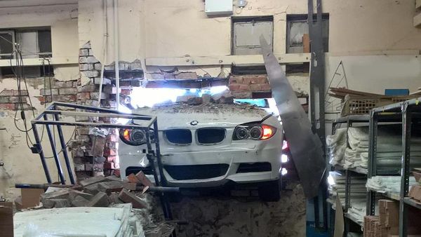 Aneh, Mobil Tabrak Dinding dengan Rapi