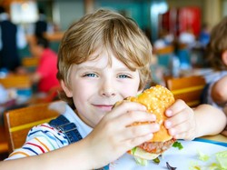Saking Ingin Burger, Bocah 8 Tahun Nekat Bawa Mobil Ayahnya ke McDonalds
