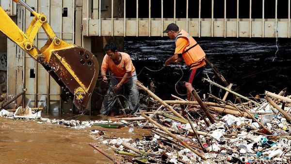 Hamparan Sampah di Pintu Air Manggarai Dibersihkan