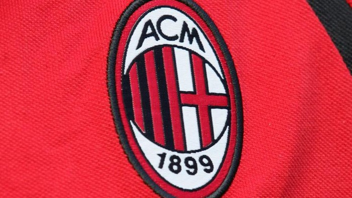 Picture taken 10 september 2006 in Milan of the AC Milan logo before their Serie A football match AC Milan vs Lazio. AFP PHOTO / PACO SERINELLI / AFP PHOTO / PACO SERINELLI
