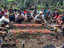 Pasutri Korban Perahu Tambang di Gresik Dimakamkan Berdampingan