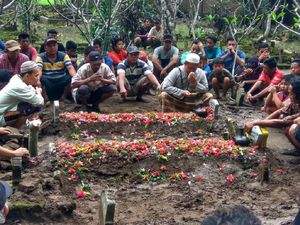 Pasutri Korban Perahu Tambang di Gresik Dimakamkan Berdampingan Pasutri Korban Perahu Tambang di Gresik Dimakamkan Berdampingan