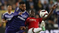 Kiese Thelin berebut bola dengan Eric Bailly. Reuters/Francois Lenoir.